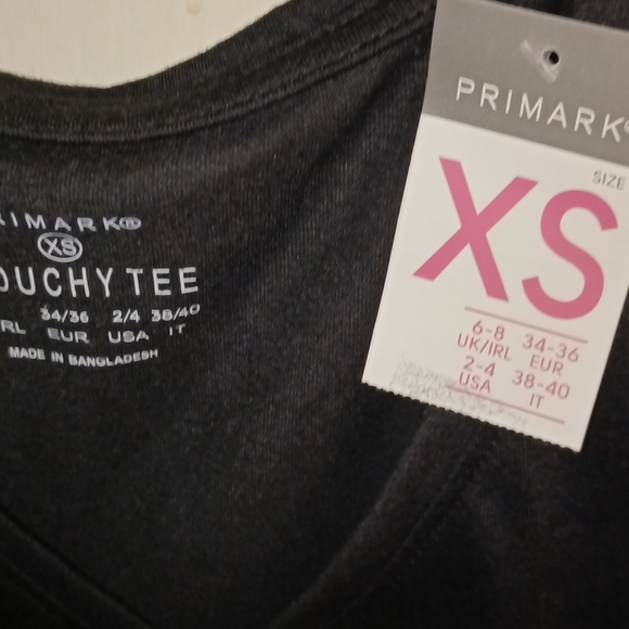 Primark-NWT-BLACK-V-NECK- SHORT SLEEVE TEE-XS - Picture 2 of 4